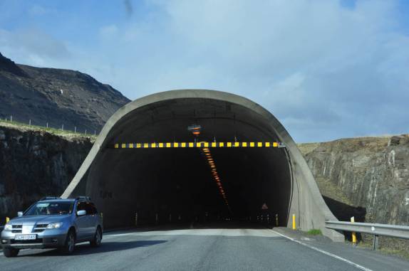 Entrando no enorme túnel que dá acesso à capital Reykjavik para quem chega pelo norte, na Islândia